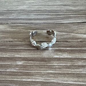 Elegant Silver Leaf Design Ring